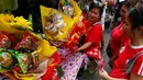 Sebuah toko bunga menjual buket snack dan bunga segar sehari sebelum Valentine Day di pasar bunga Manila, Filipina, Rabu (13/2). Sudah tradisi di seluruh dunia, setiap hari valentine identik dengan pemberian bunga atau coklat. (AP Photo/Bullit Marquez)