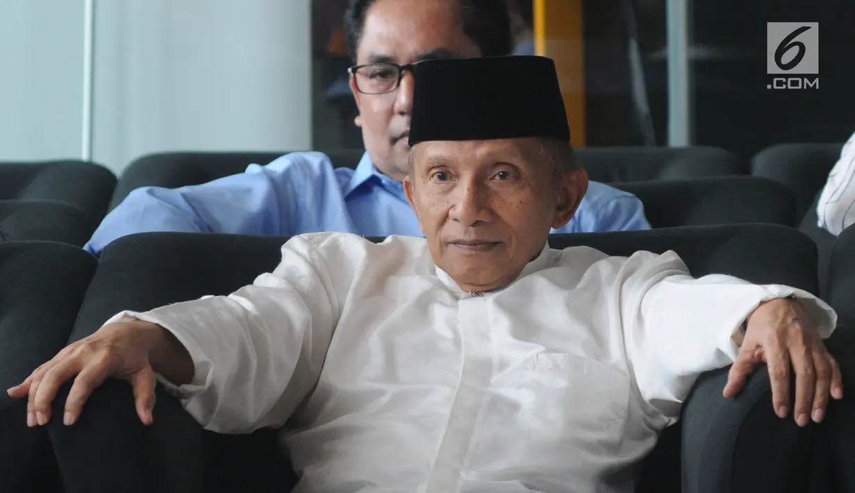 Ketua Dewan Kehormatan Partai Amanat Nasional (PAN) Amien Rais mendatangi Gedung KPK, Jakarta, Senin (29/10). Maksud kedatangan Amien untuk mempertanyakan sejumlah kasus korupsi yang diduga lamban dalam penanganannya. (Merdeka.com/Dwi Narwoko)