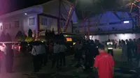 Karyawan TvOne berhamburan keluar setelah menerima ancama bom dari orang tak dikenal (Liputan6.com/Nanda Perdana Putra)
