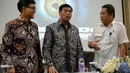 Menkopolhukam Tedjo Edhy Purdijanto (tengah) didampingi Menkominfo Rudiantara (kanan) usai melakukan konferensi pers pelaksanaan acara simposium Cyber Security di Gedung Serbaguna Menkominfo, Jakarta, Kamis (28/5/2015). (Liputan6.com/Faizal Fanani)
