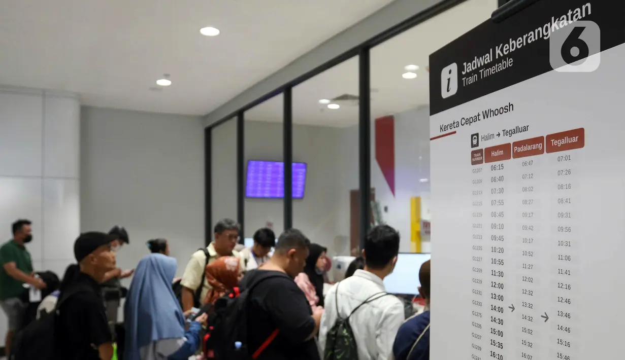 Terdapat delapan jadwal perjalanan yang ditambahkan pada jam-jam favorit penumpang yaitu di pagi dan sore hari. (Liputan6.com/Herman Zakharia)
