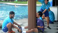 Asisten pelatih Arema, Kuncoro, dikerjai para pemain tim Singo Edan. (Bola.com/Iwan Setiawan)