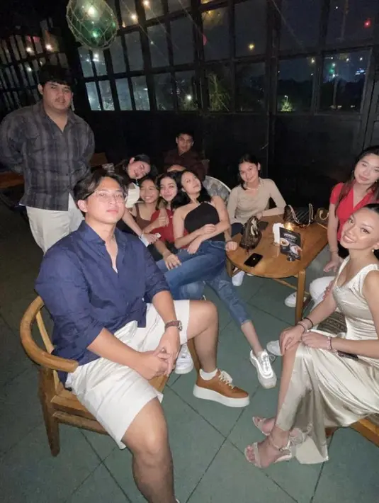 Gaun tersebut dipadukan dengan heels strap dengan warna serasi. Ia pun memilih makeup glam mengenakan eyeshadow dan blush on orange. Credit: (@naura.ayu)