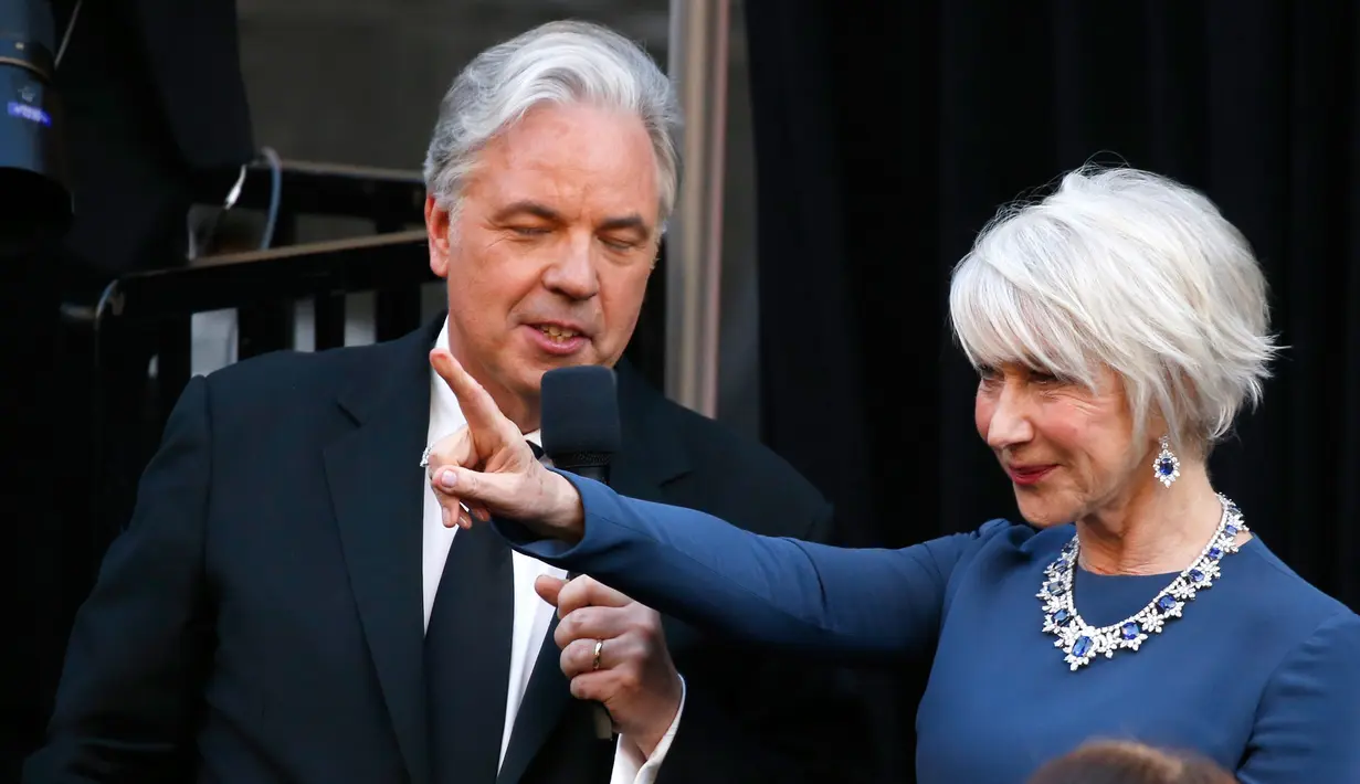 Chris Connelly mewawancarai aktris senior Helen Mirren setibanya pada ajang Piala Oscar 2018 atau Academy Award ke-90, Los Angeles, Minggu (4/3). Pada ajang bergengsi ini, Helen Mirren datang sebagai presenter. (Christopher Polk/GETTY IMAGES/AFP)