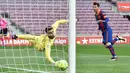 Striker Barcelona, Lionel Messi, mencetak gol ke gawang Celta Vigo pada laga Liga Spanyol di Stadion Camp Nou, Minggu (16/5/2021). Barca takluk dengan skor 1-2. (AFP/Pau Barrena)