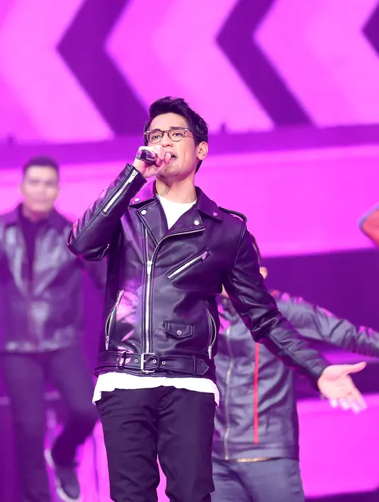 Yang berbeda dalam konser ini, ia di iringi oleh Gandarianz Band. Hal ini tentu saja memberikan suasana berbeda untuk para penikmat musik Afgan dimanapun berada. (Andy Masela/Bintang.com)
