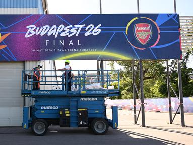 Pekerja melakukan persiapan jelang laga final liga Champions antara PSG vs Arsenal di Puskas Arena, Budapest, Hungaria, Jumat (29/5/2026). (AFP/Attila Kisbendek)
