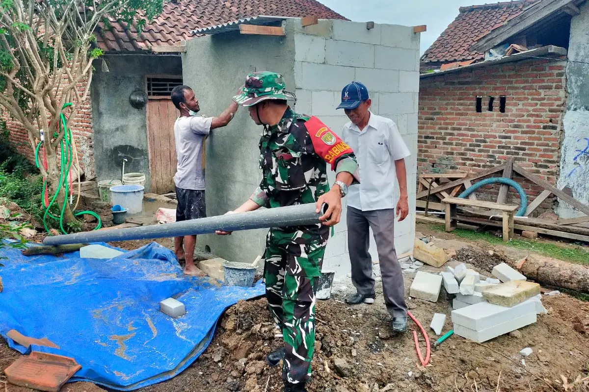 Pembuatan jamban komunal dilakukan aparat TNI di Desa Kertajaya, Pebayuran, Kabupaten Bekasi