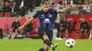 Pemain Inter Milan, Nicolo Barella berusaha mencetak gol ke gawang RB Salzburg pada laga uji coba pramusim di Red Bull Arena, Austria, 10 Agustus 2023 WIB. (AFP/APA/Krugfoto)