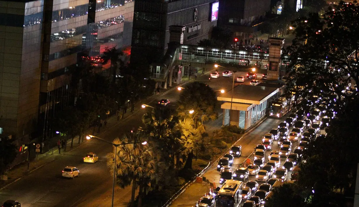 Jalan di sekitar lokasi kebakaran wisma Kosgoro mengalami kemacetan yang panjang, Jakarta, Senin (9/3/2015).(Liputan6.com/Faizal Fanani)