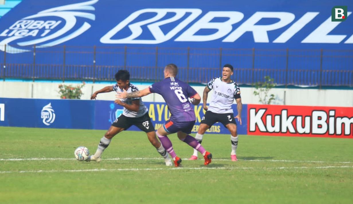 Harrison Cardoso tampil memukau dengan memborong dua gol kemenangan Persita Tangerang. (Bola.com/Nandang Permana)