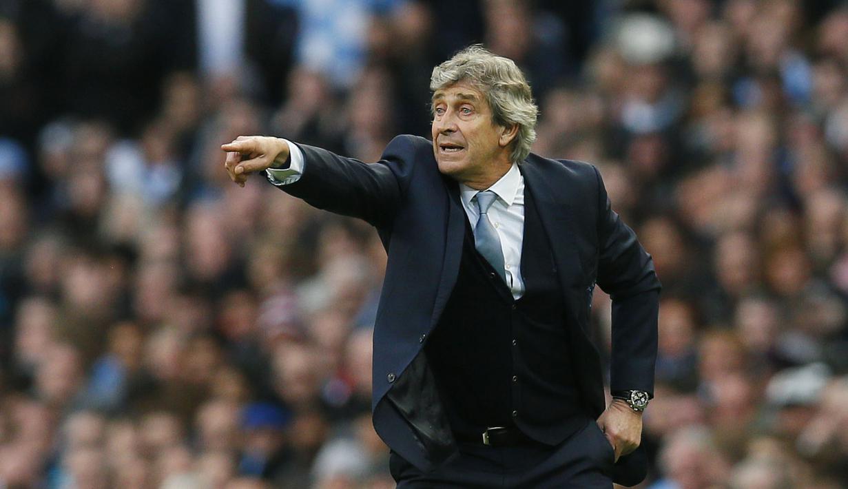  Pelatih Manchester City, Manuel Pellegrini, memberikan instruksi kepada para pemainnya saat melawan Manchester United pada lanjutan Liga Inggris pekan ke-31 di Stadion Etihad, Manchester, Minggu (20/3/2016). (Reuters/Jason Cairnduff)