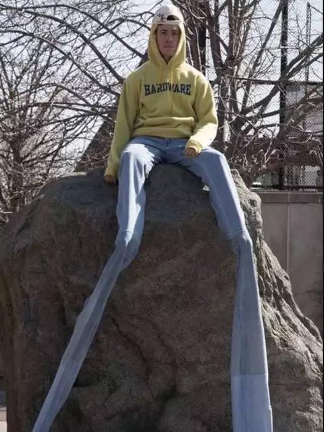 7 Potret Celana Jeans Nyeleneh dengan Model Tak Biasa Ini Bikin Geleng Kepala