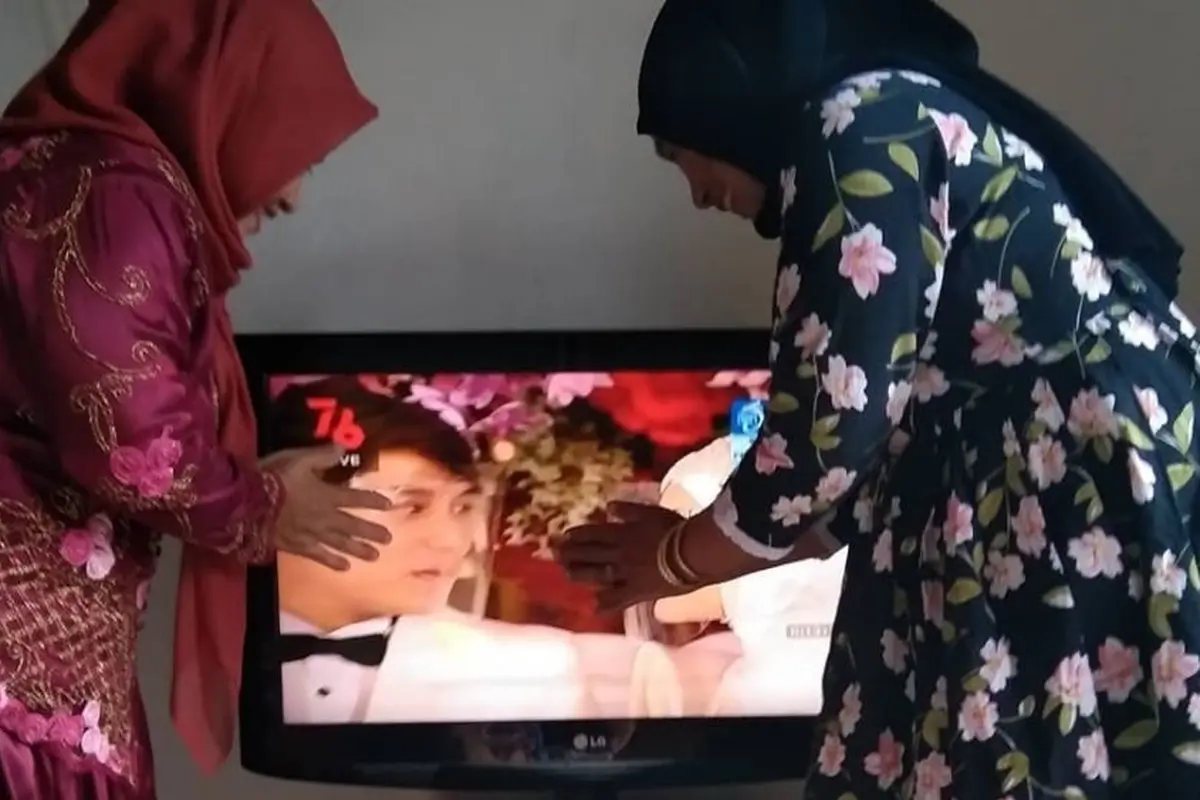Kocak, 7 Potret Penggemar Kondangan Online di Pernikahan Lesti-Billar