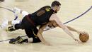 Pemain Warriors, Stephen Curry (bawah) berebut bola dengan pemain Cavaliers, Kevin Love pada gim pertama final NBA basketball di Oakland, California, (31/5/2018). Warriors menang 124-114. (AP/Marcio Jose Sanchez)