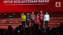 Foto bersama Ketua Umum DPP PDIP Megawati Soekarnoputri, Bakal Capres Ganjar Pranowo, dan Presiden Joko Widodo atau Jokowi dengan partai pengusung yakni Plt Ketua Umum Partai Persatuan Pembangunan (PPP) Muhamad Mardiono, Ketua Umum Partai Perindo Hary Tanoesoedibjo. (Liputan6.com/Angga Yuniar)