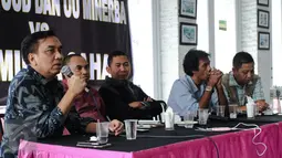 Anggota DPR RI Effendi Simbolon (kiri) memberikan paparan saat berdiskusi mengenai kisruh Freeport di Jakarta, Minggu (6/12/2015). Dialog tersebut bertema "Pembegal UUD dan UU Minerba Vs Papa Minta Saham". (Liputan6.com/Faizal Fanani) 