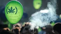 Seorang pria saat mengikuti aksi menyerukan pengesahan ganja di sepanjang pantai Ipanema di Rio de Janeiro, Brasil, (6/5).  (AFP Photo/Yasuyoshi Chiba)