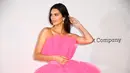 Model Kendall Jenner berpose saat menghadiri gala amfAR Cinema Against AIDS 2019 dalam Festival Film Cannes ke-72 di Antibes, Prancis (23/5/2019). Kendall Jenner tampil cantik seperti Barbie dengan gaun tule bertumpuk warna pink. (AP Photo/Joel C Ryan)