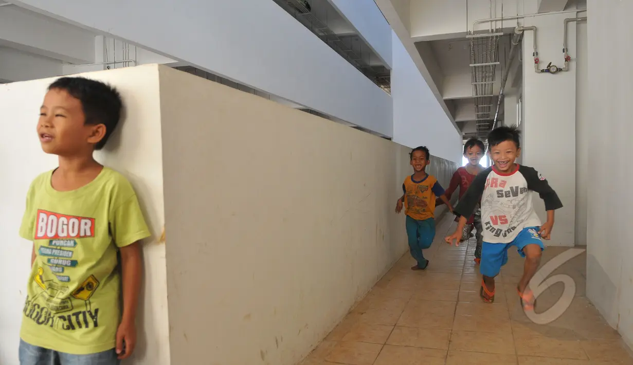 Sejumlah anak saat bermain di dalam halaman Rusunawa muara baru, Jakarta, Kamis (21/05/2015). Fasilitas rusunawa muara baru akan di tambah dan diperlengkap seperti pembangunan Ruang Publik Terpadu Ramah Anak (RPTRA). (Liputan6.com/Herman Zakharia)