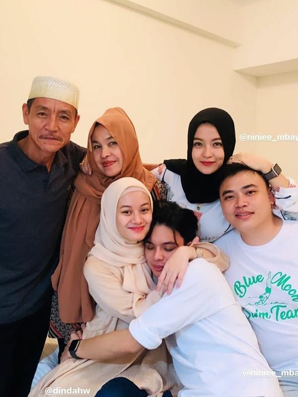 Dinda Hauw dan Ninie Mbayang (Sumber: Instagram/@mhiaqhilah)