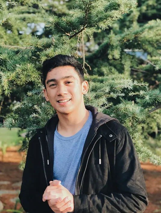 Daffa Wardhana adalah anak dari Marini Zumarni. Ketampanannya pun berhasil membius Chelsea Islan. Walaupun tampan, akan tetapi ia memilih untuk fokus dengan pendidikannya. (Foto: instagram.com/daffawardhana)