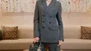 Mawar Eva tampil semi maskulin dengan setelan Gray Lightweight Virgin Wool with Dior Graphique. Setelan ini dibanderol dengan harga Rp94jutaan untuk blazer dan Rp48jutaan untuk celana [Dior]