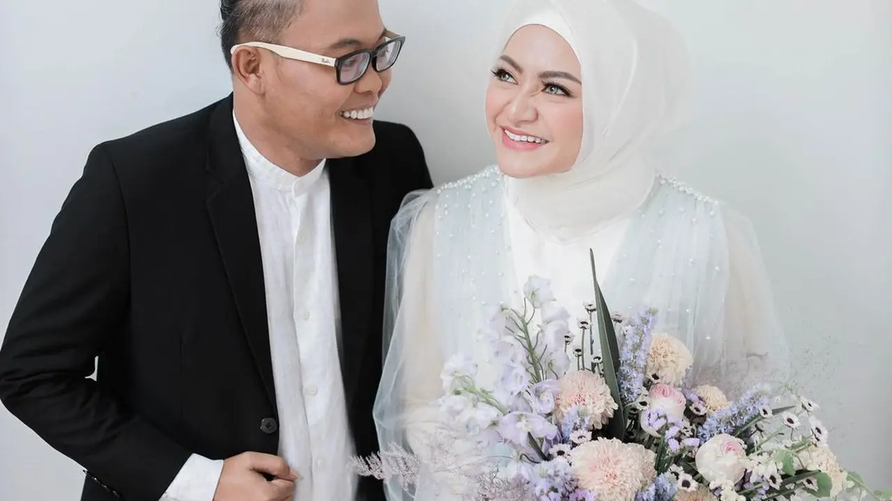 8 Potret Prewedding Sule dan Nathalie Holscher, Mesra Banget