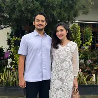 Febby Rastanty dan Drajad Djumantara menikah pada 9 November 2024, tahun ini menjadi pertama bagi mereka merayakan lebaran. Febby tampak mengenakan dress bunga 3D warna putih, sedangkan suaminya tampil mengenakan kemeja biru. [@febbyrastanty]