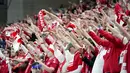 Suporter Timnas Denmark merayakan kemenangan atas Rusia dan keberhasilan mereka melaju ke babak 16 besar Euro 2020. (AP Photo/Martin Meissner, Pool)