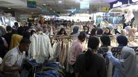 Ribuan warga dari sejumlah daerah mulai berbelanja kebutuhan busana di pusat grosir tekstil terbesar di Asia Tenggara. (Liputan6.com/Herman Zakharia)