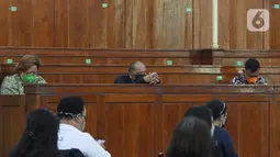 Umat Kristiani melakukan prosesi ibadah misa Jumat Agung pada rangkaian Hari Raya Paskah di Gereja Immanuel, Jakarta, Jumat (2/4/2021). Perayaan Jumat Agung tersebut mengajak umat kristiani mengenang wafatnya Isa Almasih. (Liputan6.com/Herman Zakharia)
