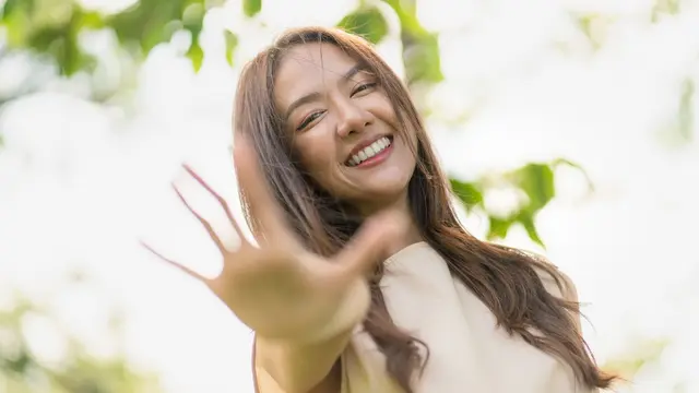 tertawa tersenyum cantik