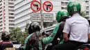 Pengendara sepeda motor melintas di jalan MH.Thamrin - Medan Merdeka Barat, Jakarta, Selasa (7/11). Gubernur DKI Jakarta Anies Baswedan berencana menghapus larangan sepeda motor melintas di Jalan Sudirman-Thamrin. (Liputan6.com/Faizal Fanani)