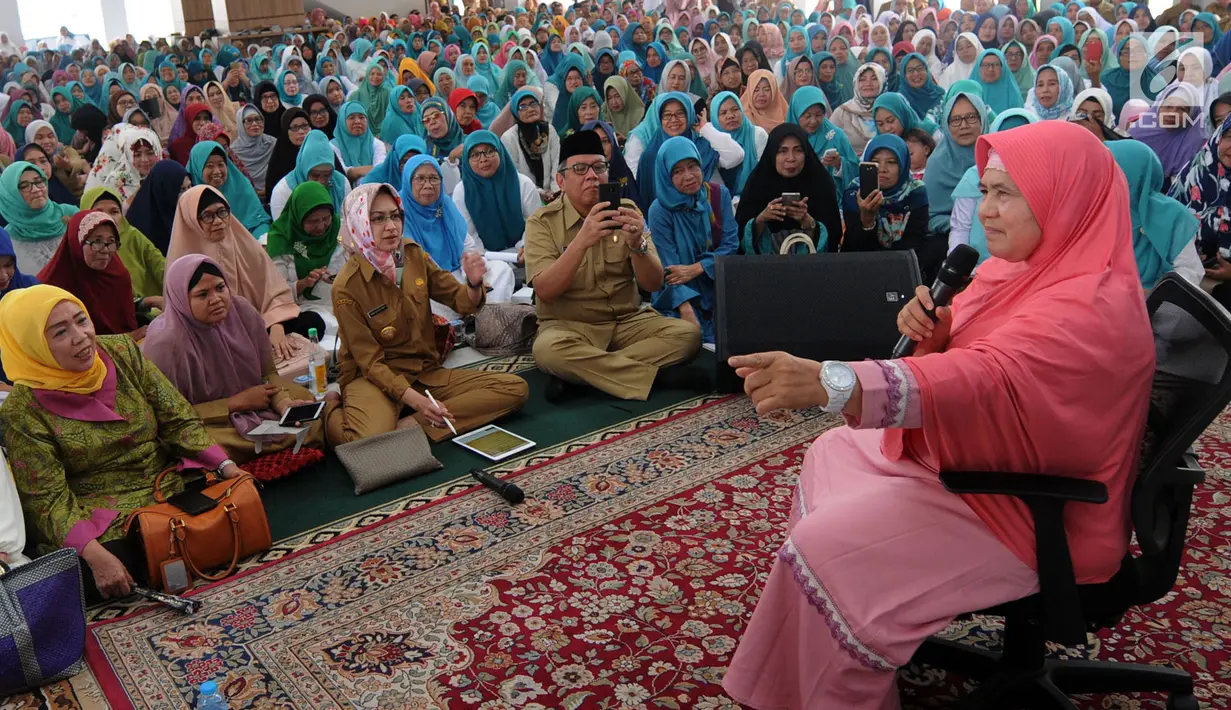 Pendakwah Mamah Dede memberi Tausyiah mengenai musibah di Indonesia di Masjid al i'tisom, Ciputat, Senin (15/10). Tausiah dalam rangka menjalin silaturahmi sekaligus sebagai doa bersama untuk korban gempa dan tsunami di Palu. (Merdeka.com/Arie Basuki)