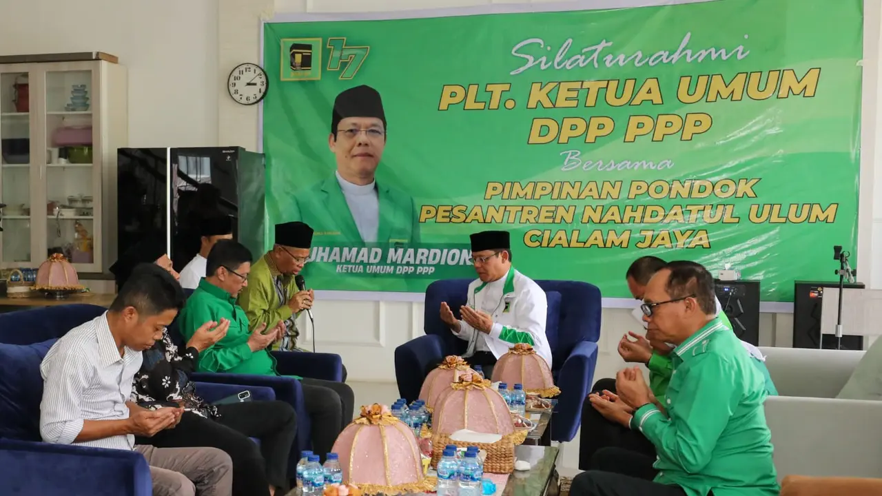 Plt Ketua Umum Partai Persatuan Pembangunan (PPP) Muhamad Mardiono saat bertemu Ketua PW NU Sulawesi Tenggara (Sultra) KH Muslim dan anggota, saat mengunjungi Kantor PW NU Kendari. (Istimewa)