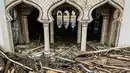 Saat ini, pengurus Pondok Pesantren Darul Mukhlisin masih berupaya memulihkan kondisi pasca banjir secara perlahan. Tampak foto udara menunjukkan tumpukan pohon tumbang yang tersapu banjir bandang sekitar tiga minggu lalu di Pesantren Darul Mukhlisin dan masjid yang terhubung dengan pesantren tersebut di Aceh Tamiang, pada pada Minggu 14 Desember 2025. (Foto oleh AFP)