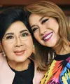 Bunga Citra Lestari mengunggah potret bersama Titiek Puspa yang mengenakan baju hitam dengan outer pink. Sementara itu, BCL mengenakan baju colorfull serta lipstik ungu mattenya. [@itmebcl]