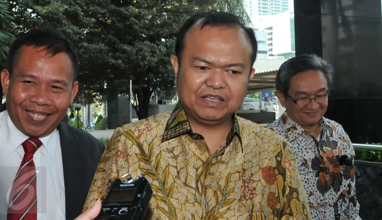 Mantan Sekjen Partai Nasdem, Patrice Rio Capella enggan berkomentar saat tiba di Gedung KPK, Jakarta, Jumat (16/10). Rio akan diperiksa sebagai saksi kasus dugaan suap penanganan perkara Bansos Provinsi Sumut. (Liputan6.com/Helmi Afandi)