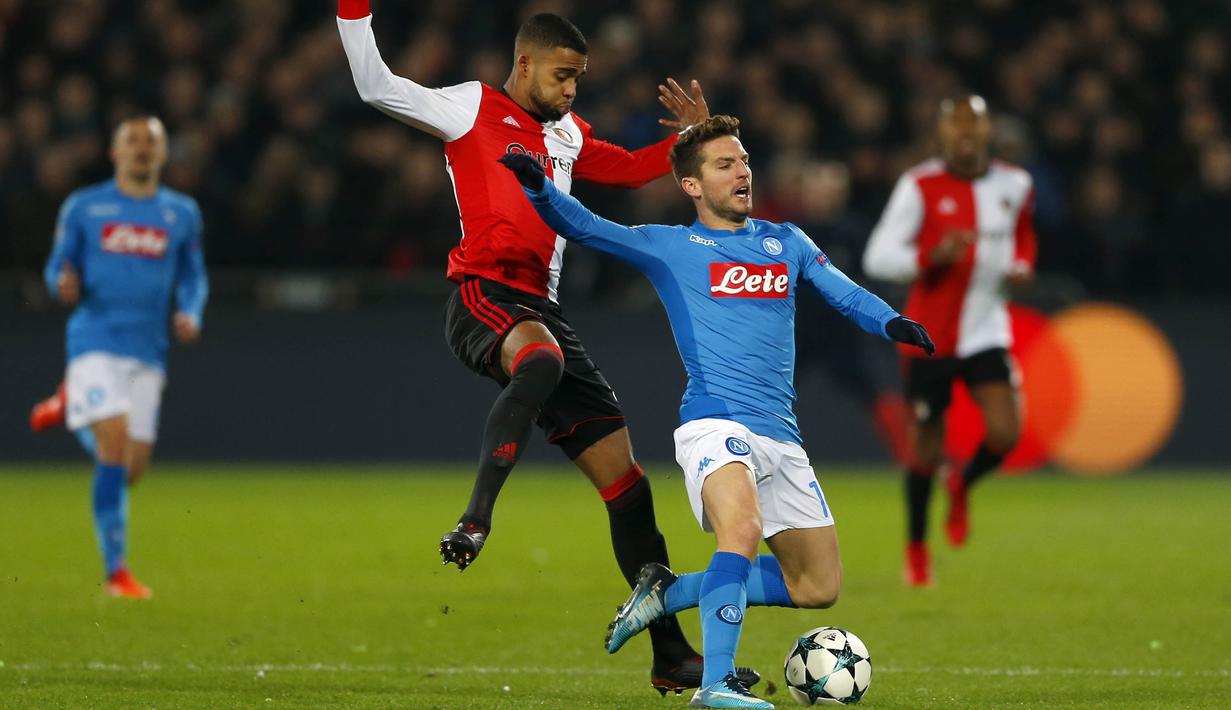 Bek Feyenoord, Jeremiah St Juste, berusaha merebut bola dari striker Napoli, Dries Mertens, pada laga Liga Champions di Stadion Kuip, Rotterdam, Rabu (6/12/2017). Feyenoord menang 2-1 atas Napoli. (AP/Peter Dejong)