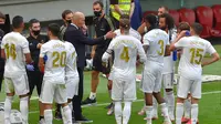 Pelatih Real Madrid, Zinedine Zidane, memberikan arahan kepada anak asuhnya saat melawan Athletic Bilbao pada laga La liga di Stadion San Mames, Minggu (5/7/2020). Real Madrid menang 1-0 atas Athletic Bilbao. (AFP/Ander Gillenea)