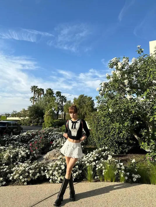 Penampilan personel termuda BLACKPINK ini curi atensi. Ia tampil manis dengan outfit hitam-putih. [Foto: IG/lalalalisa_m].