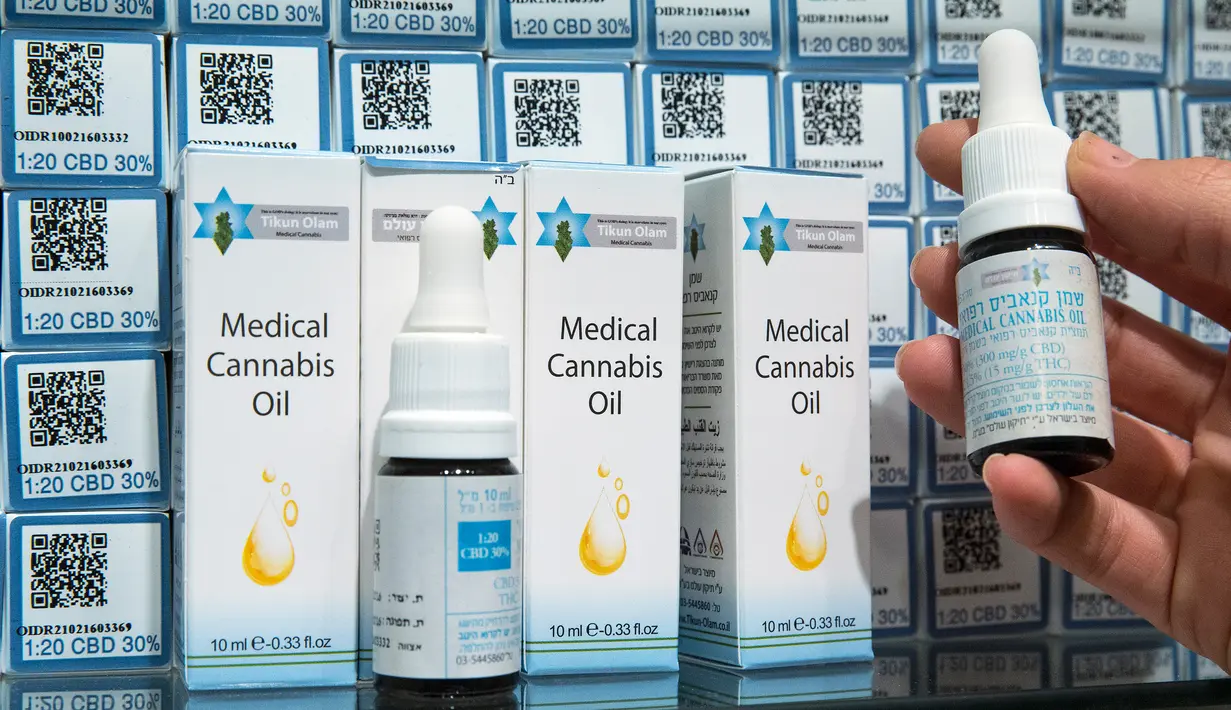 Ganja jenis cair yang dijual di apotek ganja di Tel Aviv, Israel (2/3/2016). Apotek ganja ini menjual berbagai jenis ganja medis kepada pengunjung yang memiliki resep dari dokter.. (AFP Photo/Jack Guez)