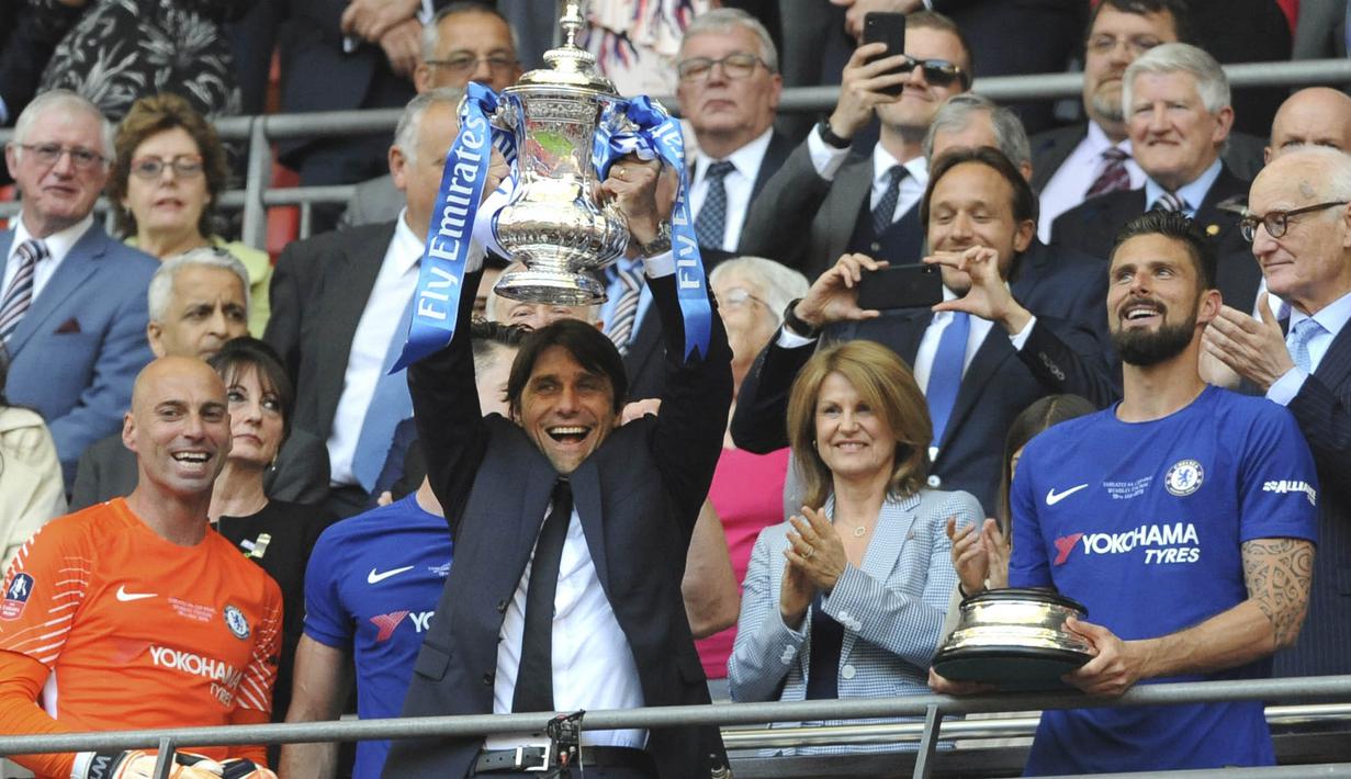 Pelatih Chelsea,  Antonio Conte, mengangkat trofi usai menjuarai Piala FA 2017-2018 dengan mengalahkan Manchester United di Stadion Wembley, Sabtu (19/5/2018). Chelsea menang 1-0 atas Manchester United. (AP/Rui Vieira)
