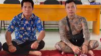 Kepala Desa Kinipan nonaktif, Willem Hengky, bersama Pemimpin Besar Pasukan Merah Tariu Borneo Bangkule Rajakng (TBBR) Agustinus, atau lebih dikenal dengan Pangkalima Jilah.