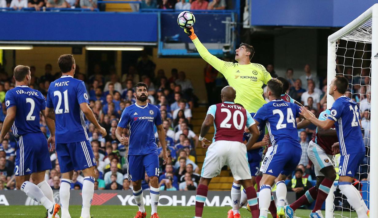 Menurut Transfermarkt, Los Blancos mengakuisisi Courtois senilai 35 juta euro. (AFP/Justin Tallis)