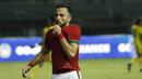 Striker Indonesia, Ilija Spasojevic, melakukan selebrasi mencium lambang Garuda usai mencetak gol ke gawang Guyana pada laga persahabatan di Stadion Patriot, Bekasi, Sabtu (25/11/2017). Indonesia menang 2-1 atas Guyana. (Bola.com/M Iqbal Ichsan)