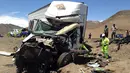 Tampak Kondisi truk yang mengalami tabrakan dengan tiga bus di jalan tol Kota Huarmey, Peru, Senin (23/3/2015). Insiden ini setidaknya menewaskan  34 orang tewas dan 70 luka-luka lainnya. (REUTERS/Andina Agency)