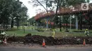 Pekerja menyelesaikan pembangunan Tebet Eco Garden di Jakarta Selatan, Kamis (3/3/2022). Pembangunan Tebet Eco Garden masuk proses finishing dan akan memiliki fasilitas jembatan penghubung, area bermain anak, community garden, thematic garden, dan sarana olahraga. (merdeka.com/Iqbal S. Nugroho)