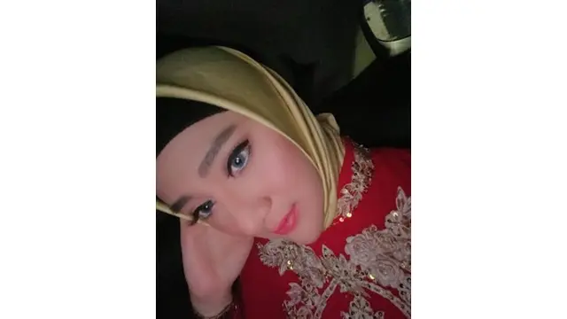 Pedangdut kelahiran Sukabumi, Jawa Barat ini tampil anggun dengan hijab kuning yang dipadukan dengan busana berwarna pink.